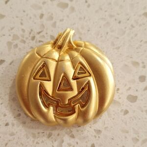 🎃 Gold Pumpkin Brooch – Festive Fall Accessory | Autumn Statement Pin